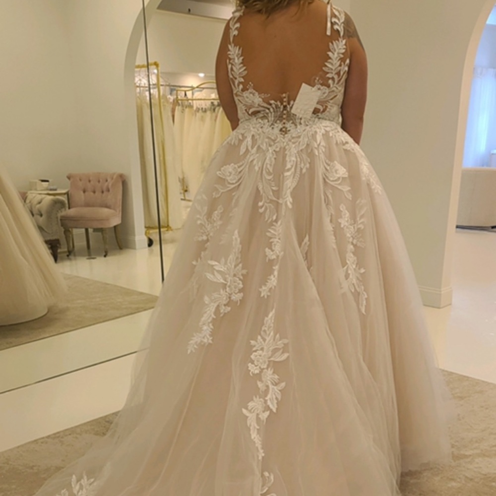 Brand new never worn size 18 wedding dress - Picture 2 of 6